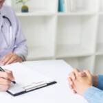 Paziente a colloquio con il medico in studio.