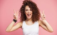 ragazza rock capelli ricci