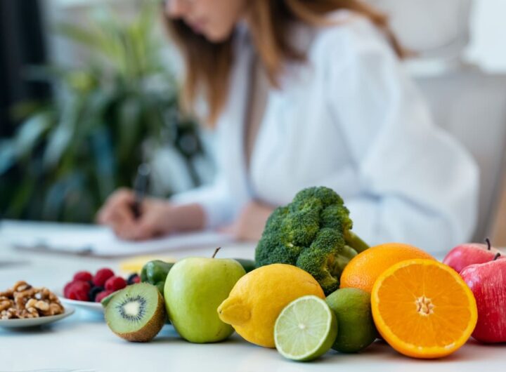 Alimentazione sana con frutta e verdura fresca