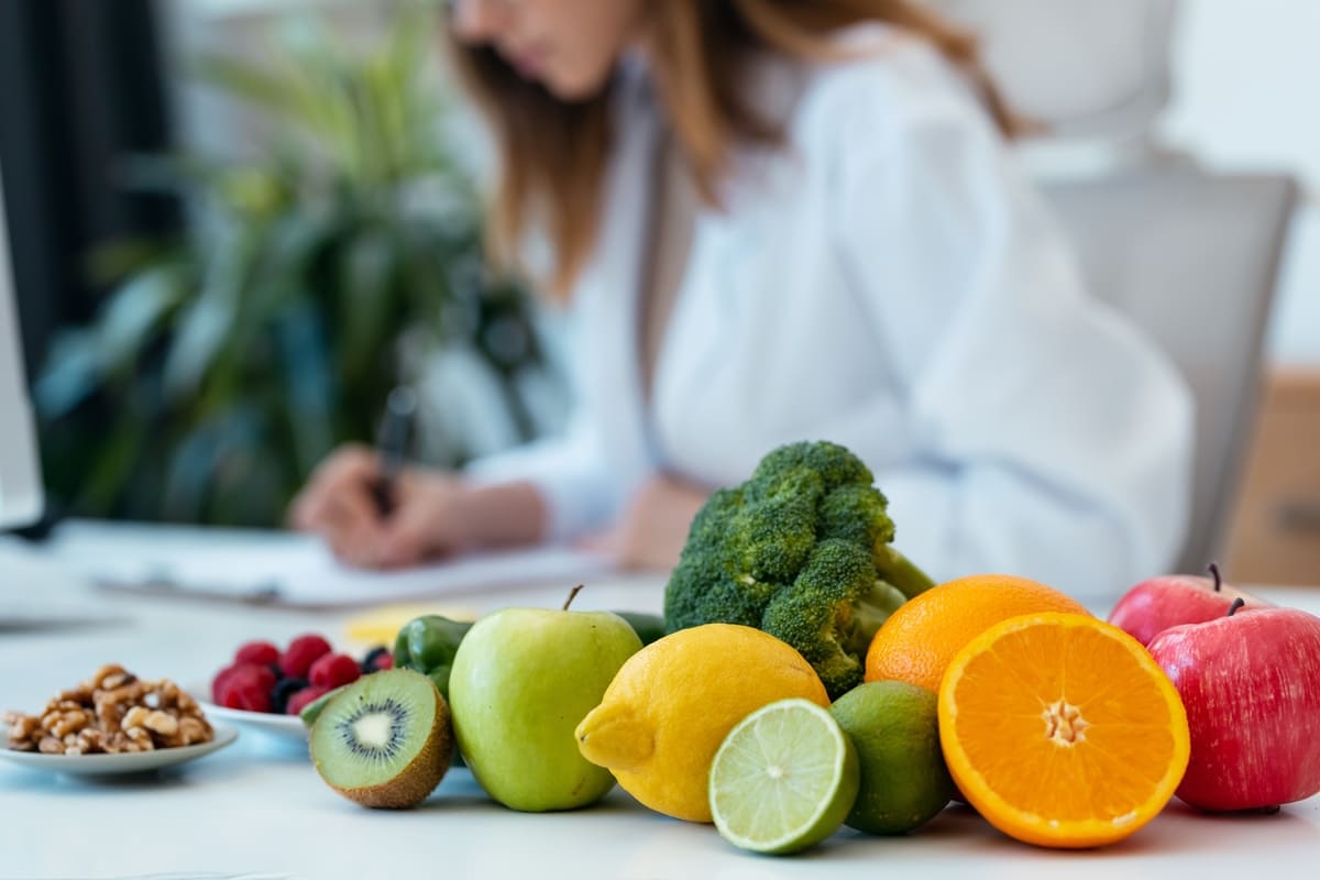 Alimentazione sana con frutta e verdura fresca
