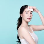 Ragazza rimuove il trucco con dischetto di cotone