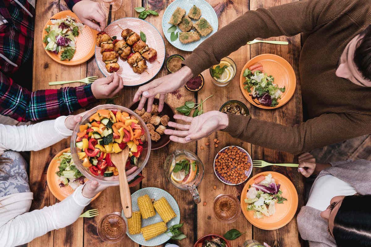 Alcune persone sedute a una tavola apparecchiata per la cena.