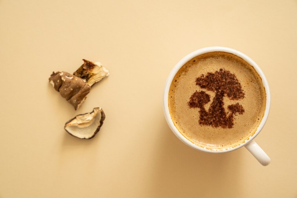 Caffè ai funghi dentro una tazzina