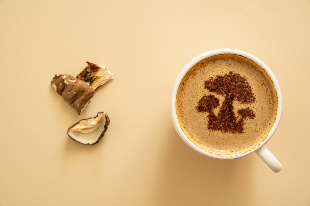 Caffè ai funghi dentro una tazzina