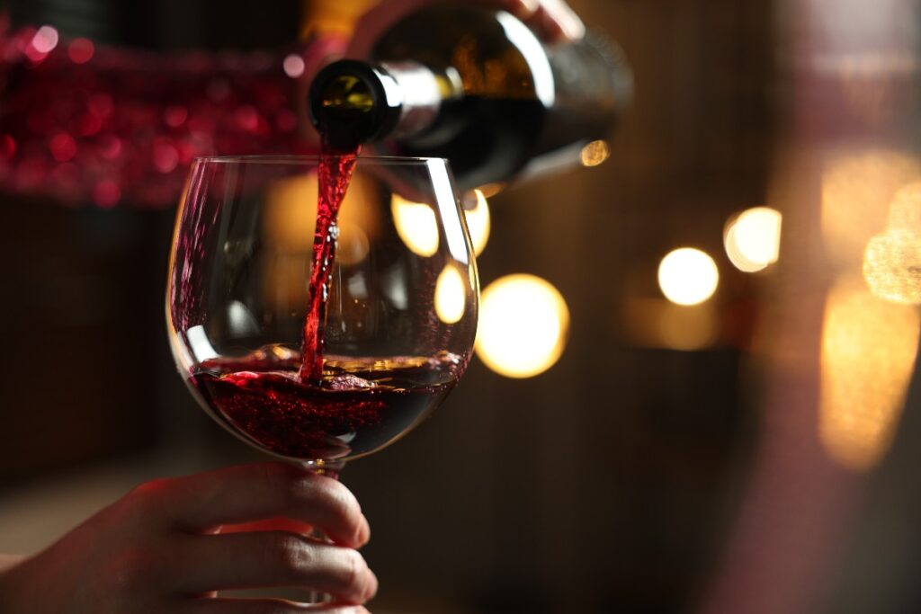 Un calice con vino rosso