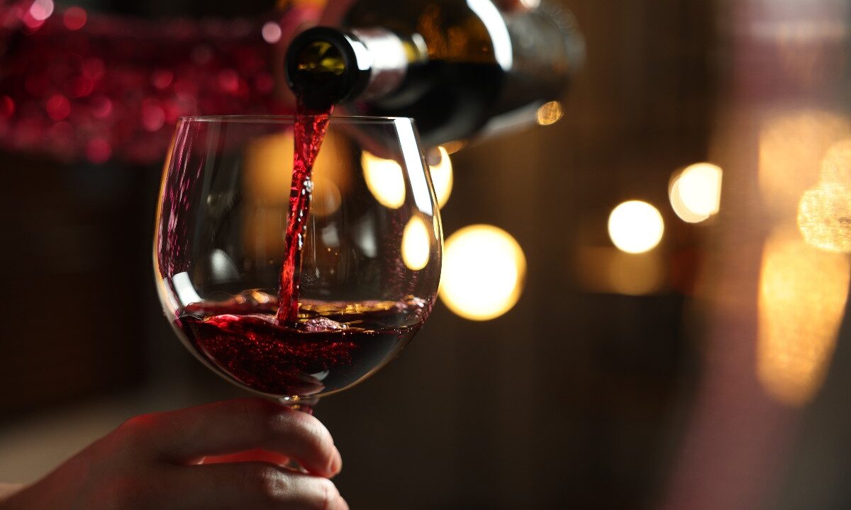 Un calice con vino rosso