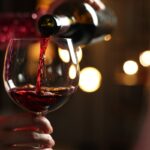 Un calice con vino rosso