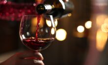 Un calice con vino rosso