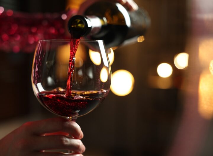 Un calice con vino rosso