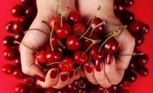 Unghie con smalto color rosso ciliegia