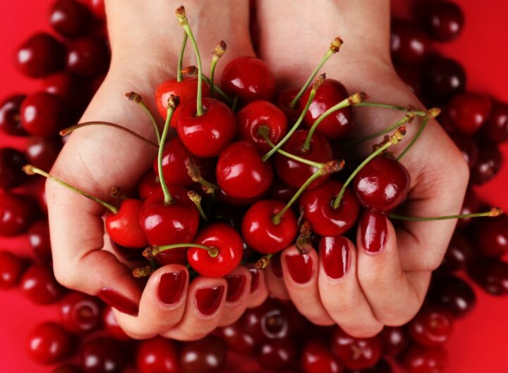Unghie con smalto color rosso ciliegia
