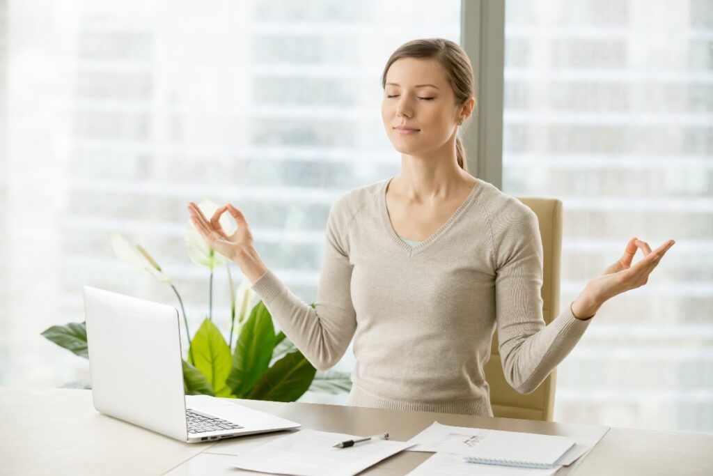 Momento di meditazione in ufficio