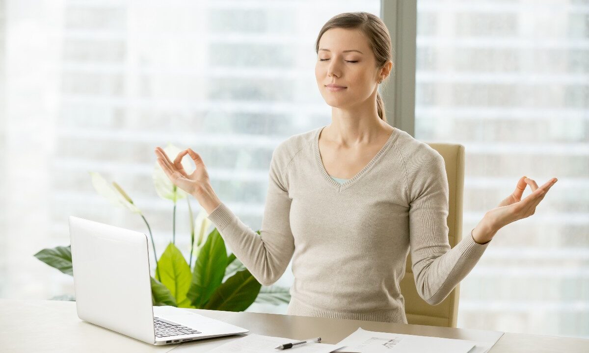 Momento di meditazione in ufficio