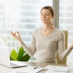 Momento di meditazione in ufficio