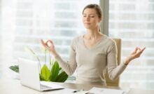 Momento di meditazione in ufficio