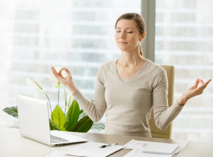 Momento di meditazione in ufficio