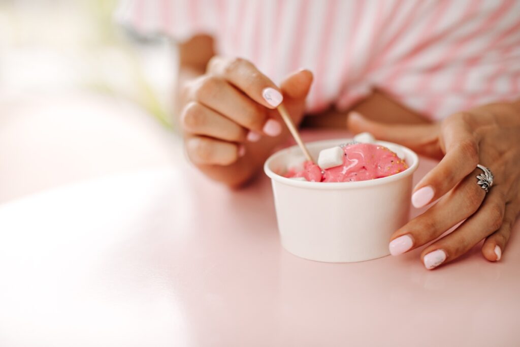 Ragazza con una coppetta di gelato in mano