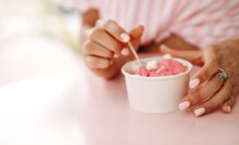 Ragazza con una coppetta di gelato in mano