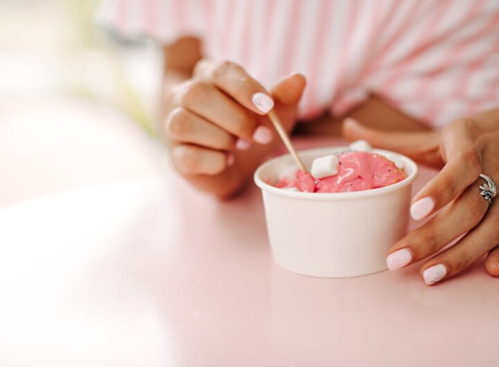 Ragazza con una coppetta di gelato in mano