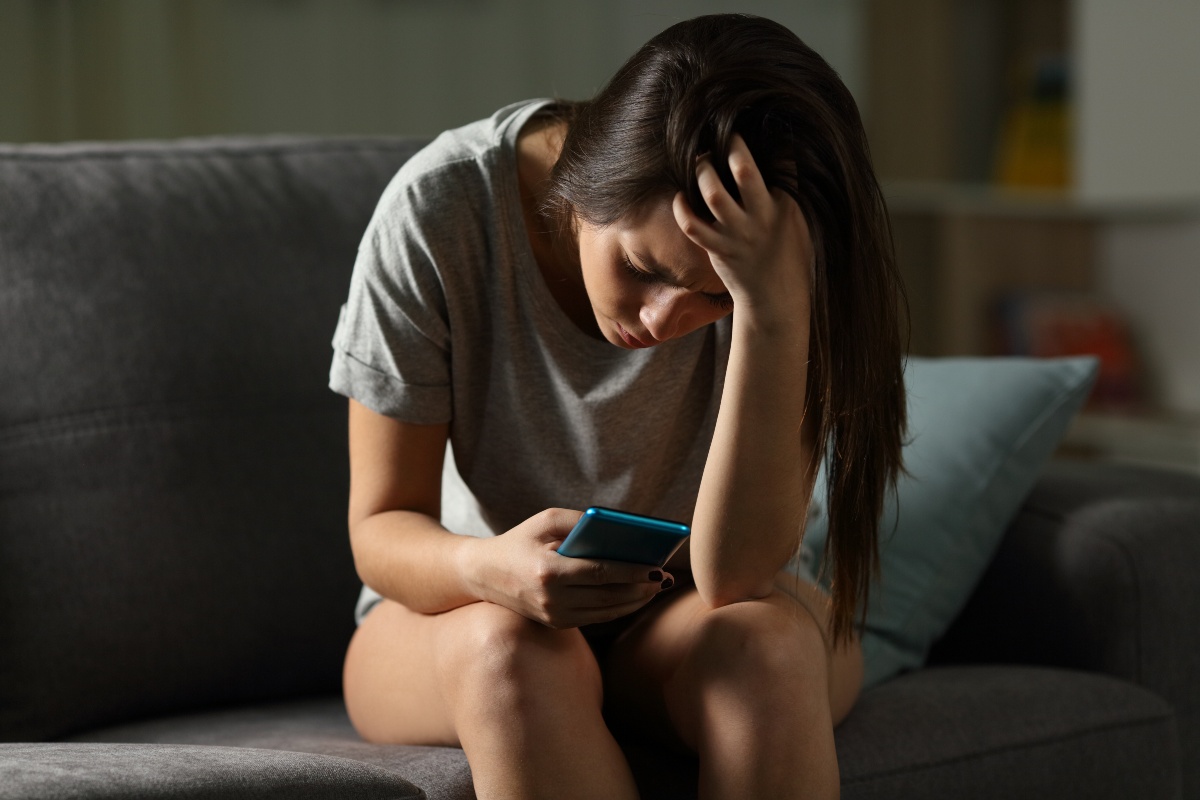 La tristezza di una ragazza causata dai social network