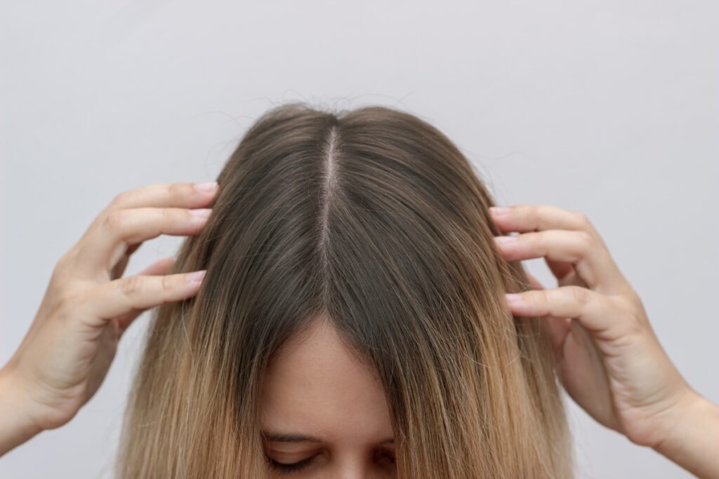 Capelli biondi con radici scure