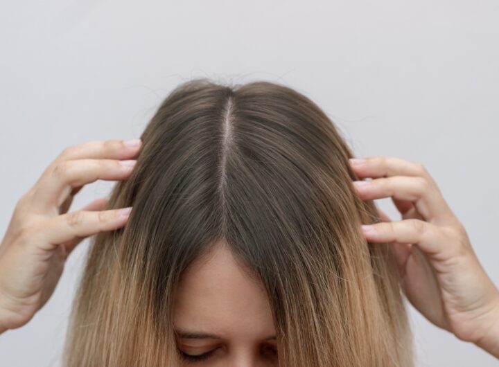 Capelli biondi con radici scure