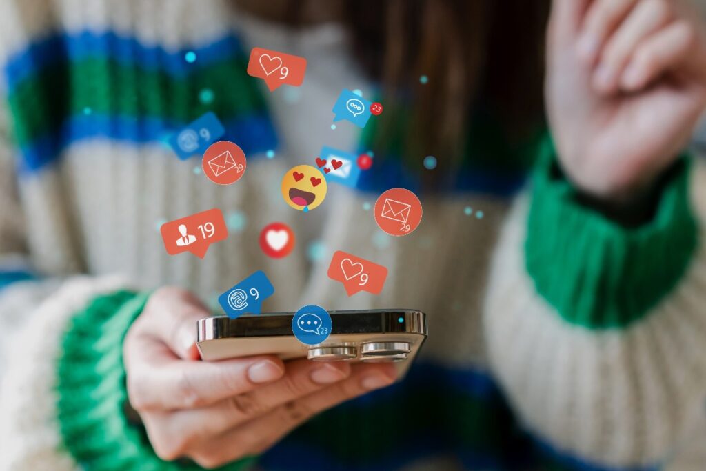 Avvisi dai social network compaiono sul telefono