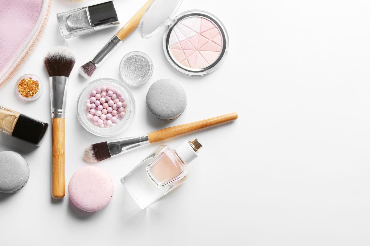 Fotografia di alcuni prodotti makeup, come cipria, blush e pennelli