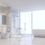 Ambiente bagno dotato sia di doccia che di vasca.