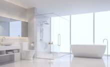 Ambiente bagno dotato sia di doccia che di vasca.