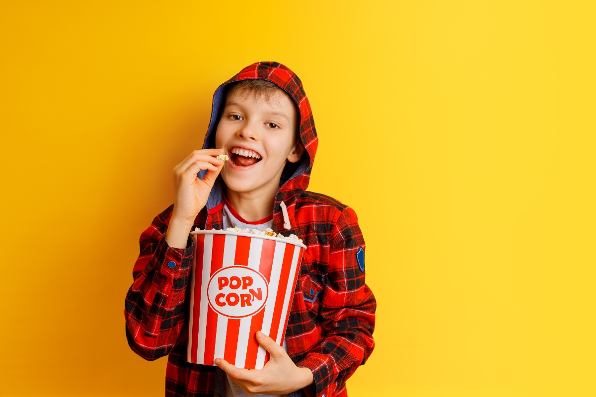 Bambino mentre assapora dei pop corn