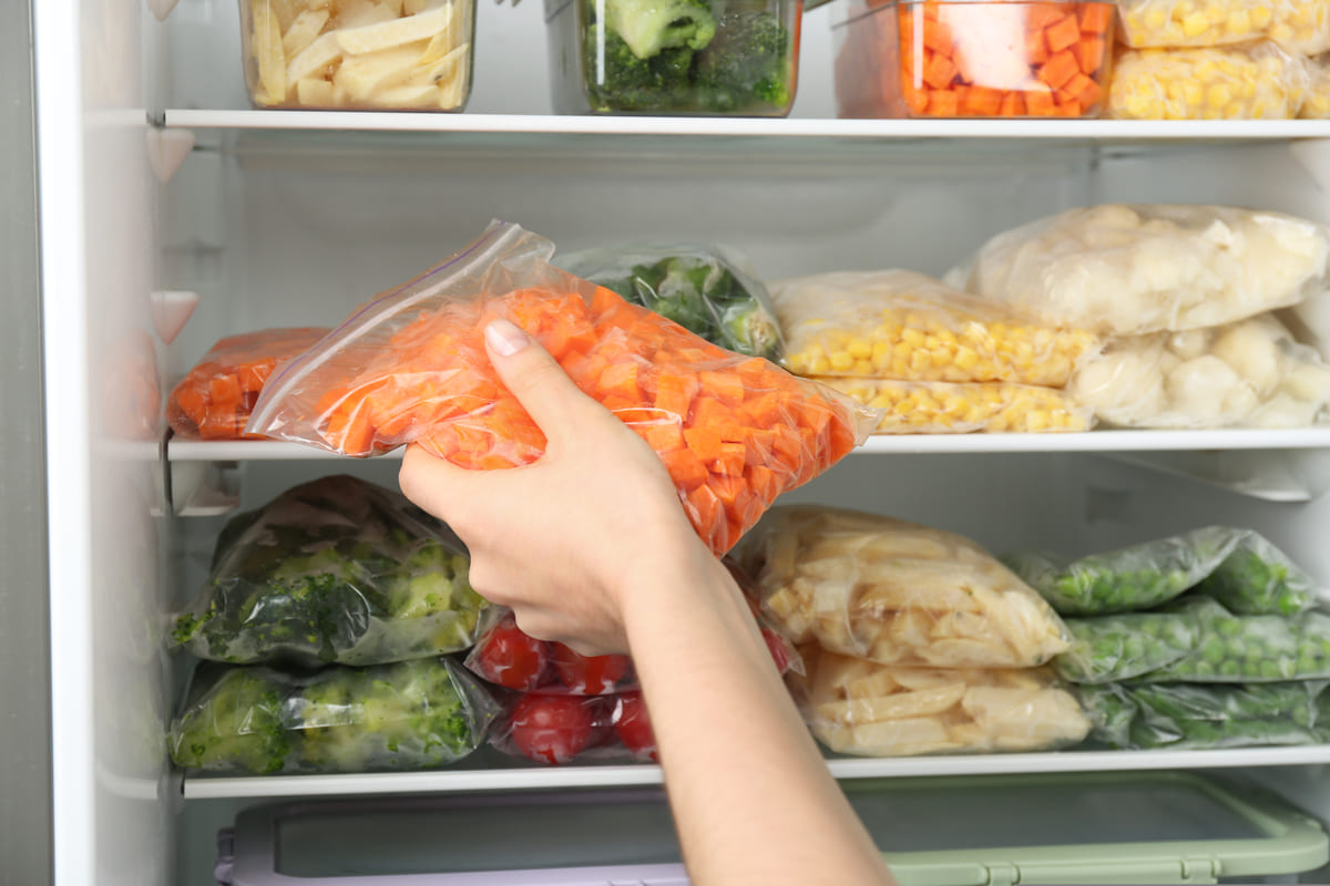 Cibi congelati organizzati in un freezer.