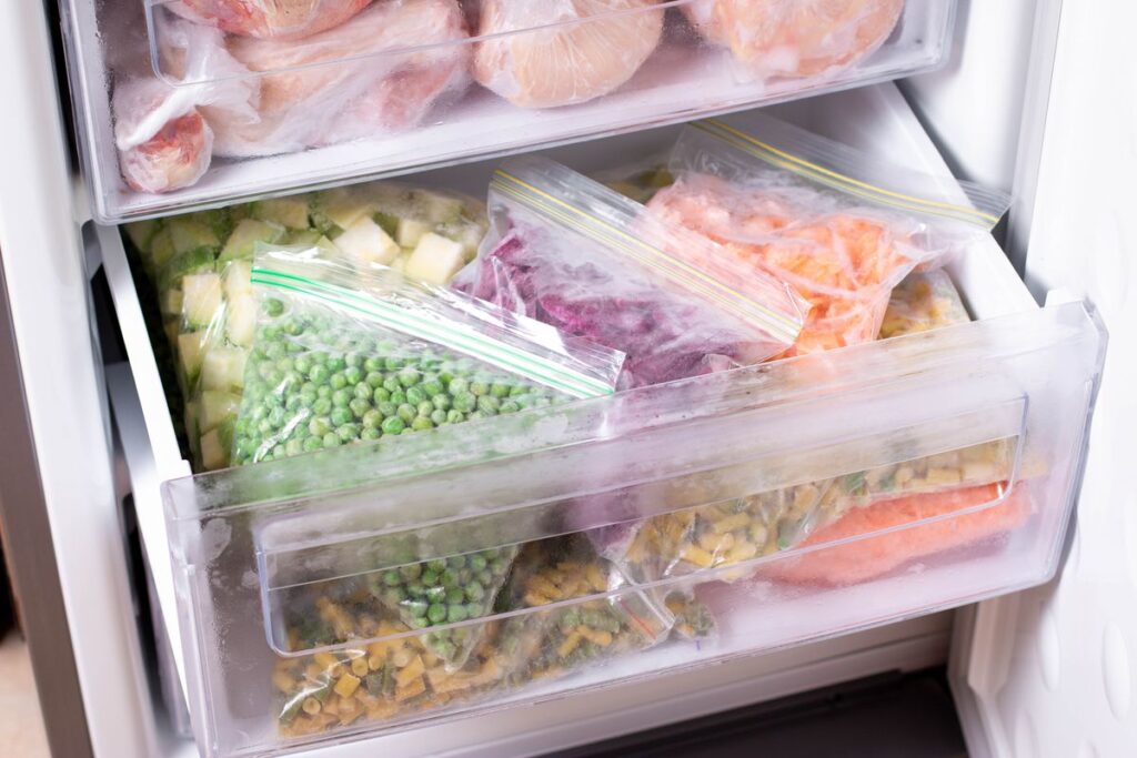 Scorte alimentari conservate nel freezer.