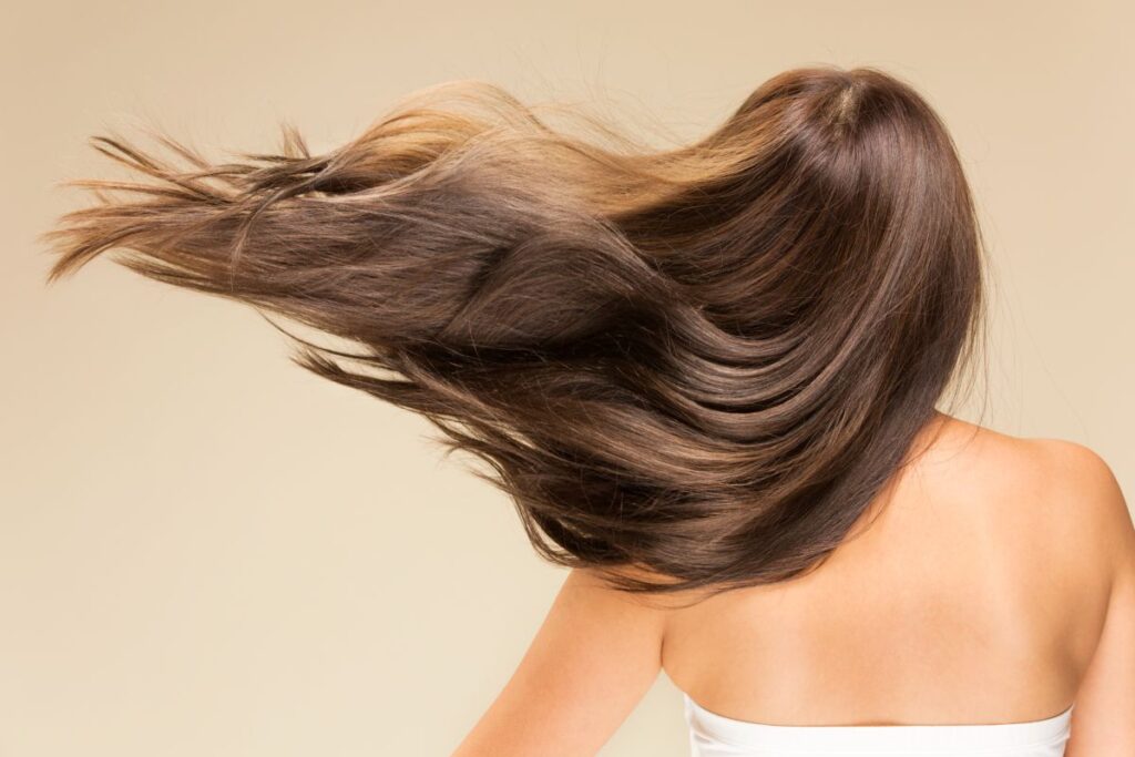 Soggetto femminile con capelli lisci e lunghi