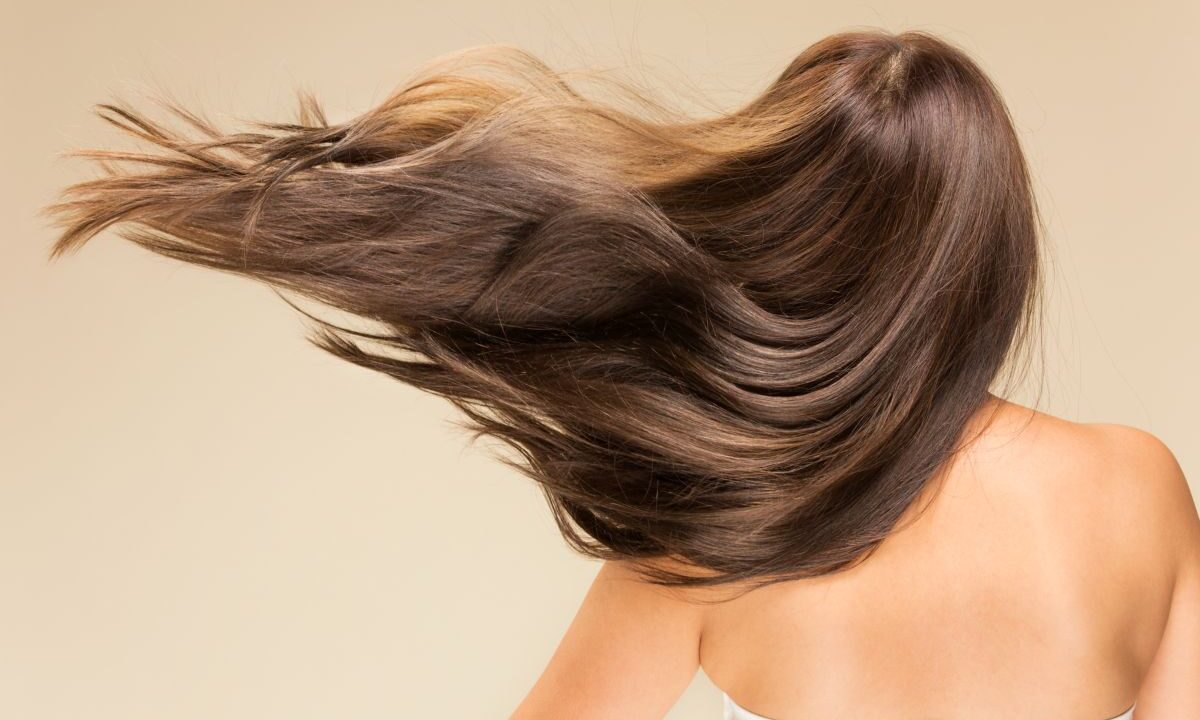 Soggetto femminile con capelli lisci e lunghi