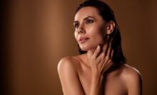 Una donna mostra i risultati di un trattamento di bellezza.