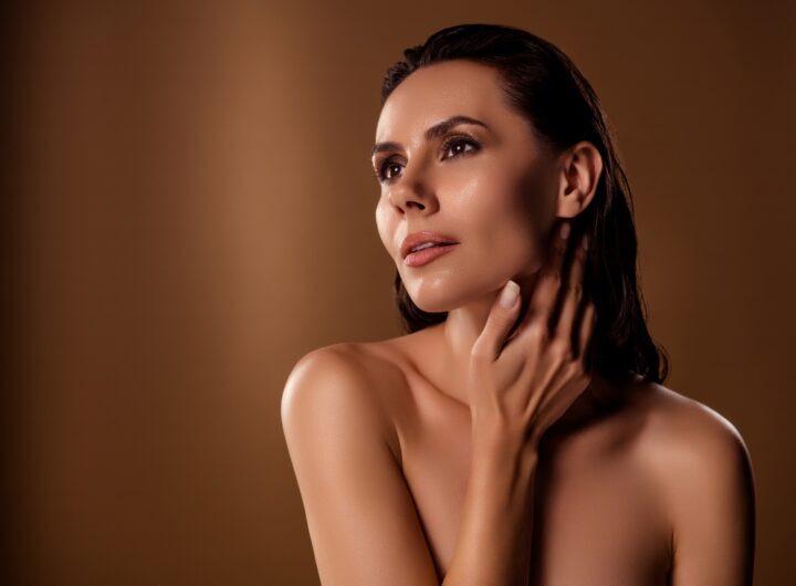Una donna mostra i risultati di un trattamento di bellezza.