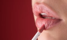 Gloss applicato sulle labbra