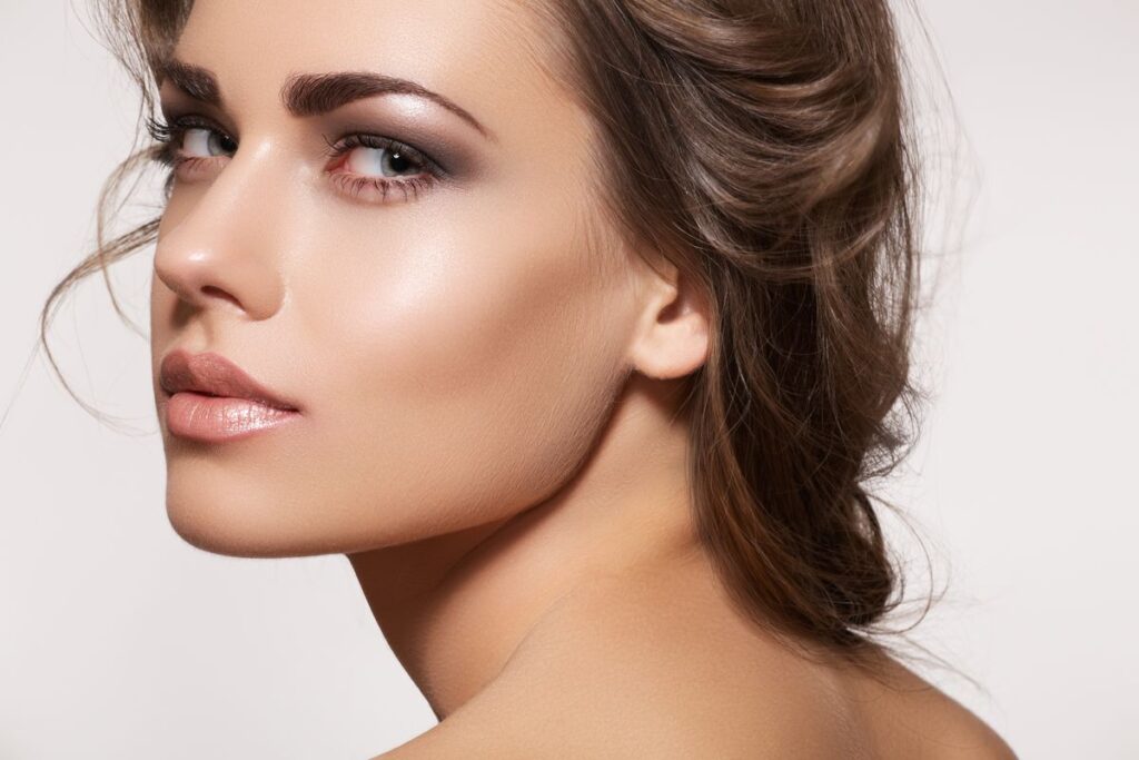 Ragazza con make-up luminoso