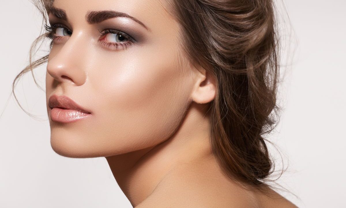 Ragazza con make-up luminoso