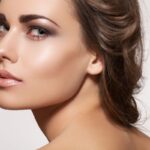 Ragazza con make-up luminoso