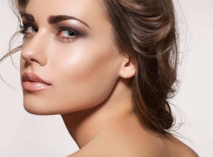 Ragazza con make-up luminoso