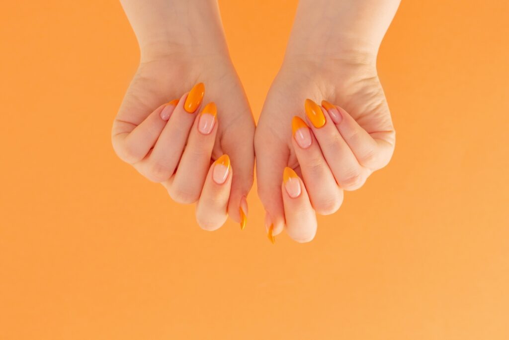 Manicure arancione tra i trend della stagione estiva 2025.