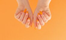 Manicure arancione tra i trend della stagione estiva 2025.