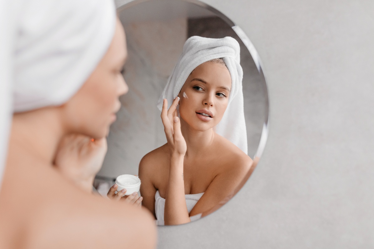 Routine di bellezza eseguita da una ragazza
