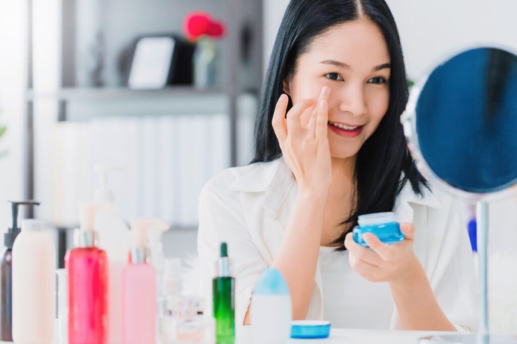 Ragazza durante la sua routine skincare con prodotti cosmetici