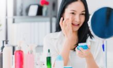 Ragazza durante la sua routine skincare con prodotti cosmetici