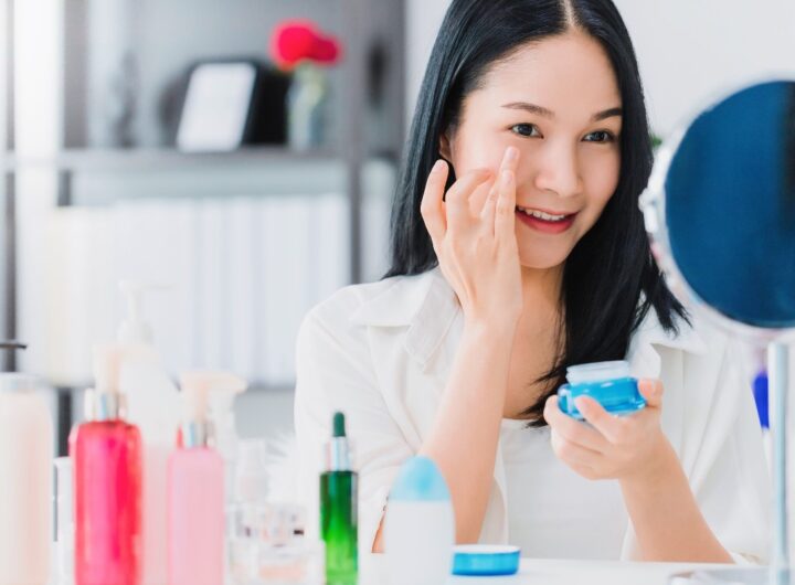 Ragazza durante la sua routine skincare con prodotti cosmetici