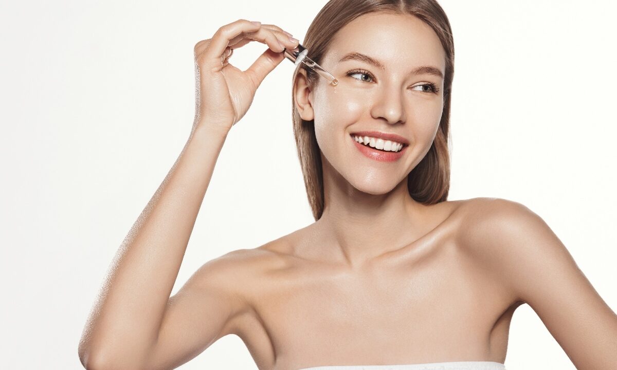 Applicazione di siero viso da parte di una ragazza