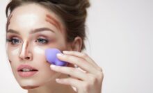 Ragazza si trucca con la tecnica del contouring.